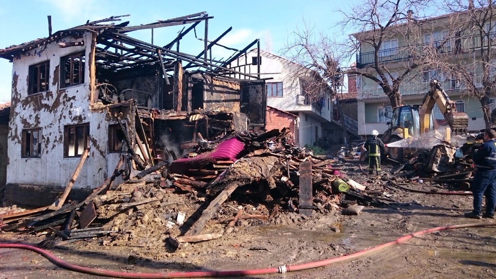 Ahşap ev küle döndü