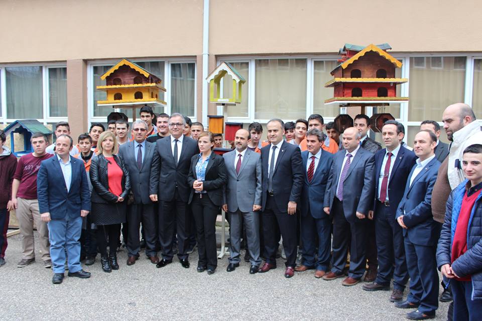 MOBİLYA BÖLÜMÜ ÖĞRENCİLERİNDEN  Sokak hayvanlarına barınak