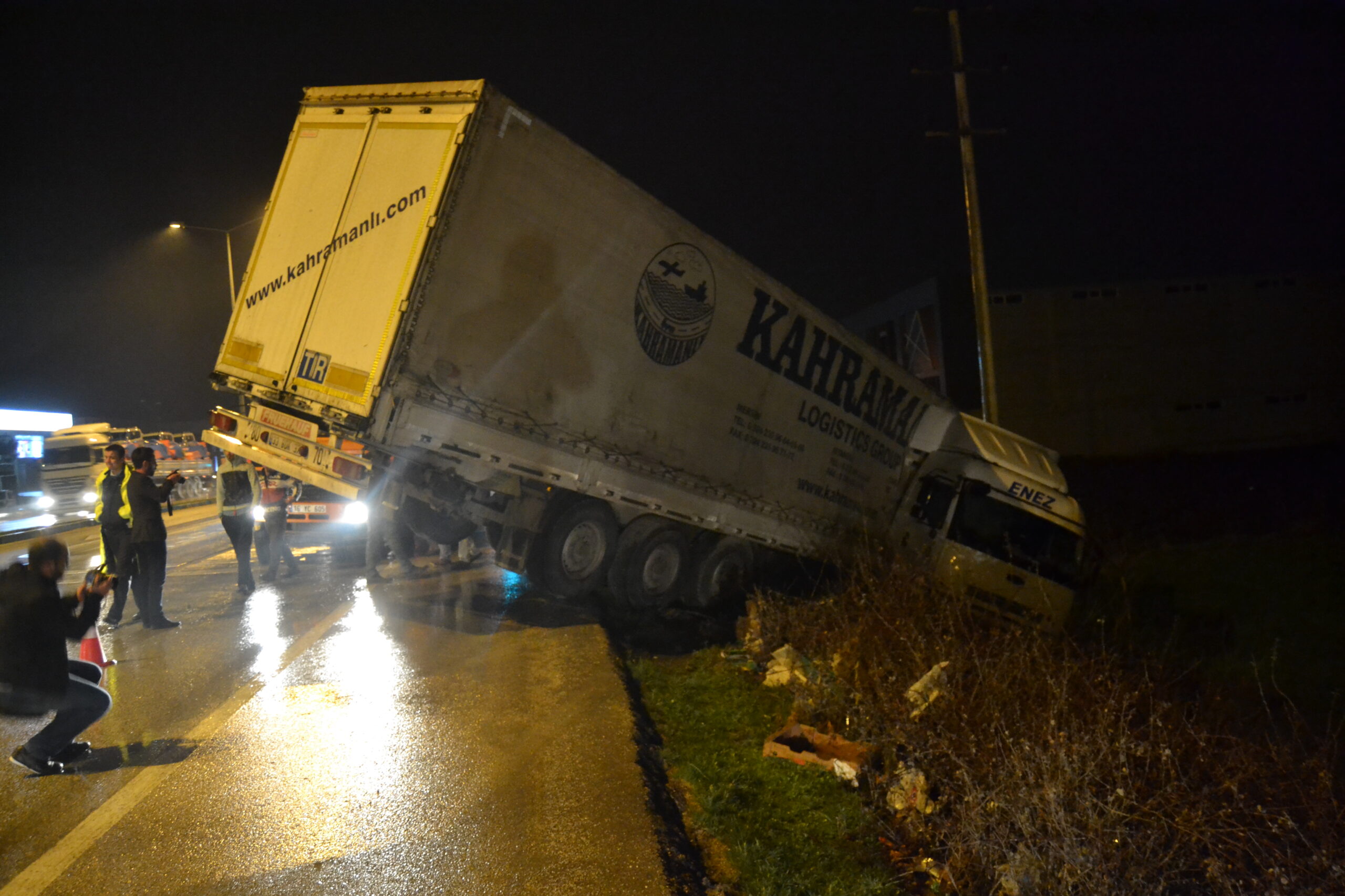 Bursa Ankara Karayolu Kapandı TIR yol kenarında kıvrılarak durdu