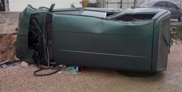 Minibüs yan yattı; 3 yaralı