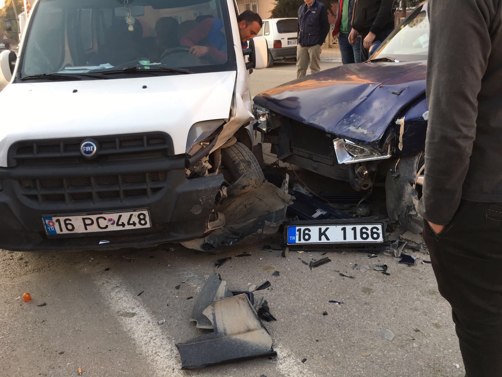 KAFA KAFAYA GİRDİLER Yeşil Camii mevkiinde korkutan kaza