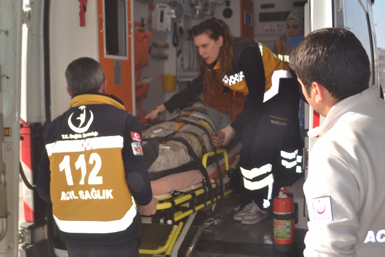 6 Metre yükseklikten beton zemine düştü