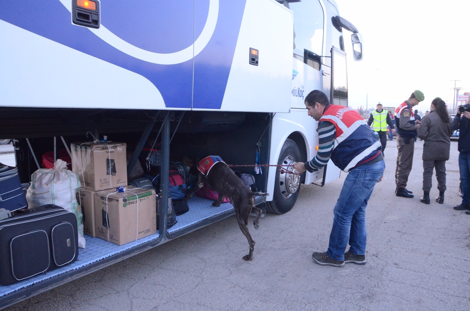 Tüm araçlar didik didik arandı