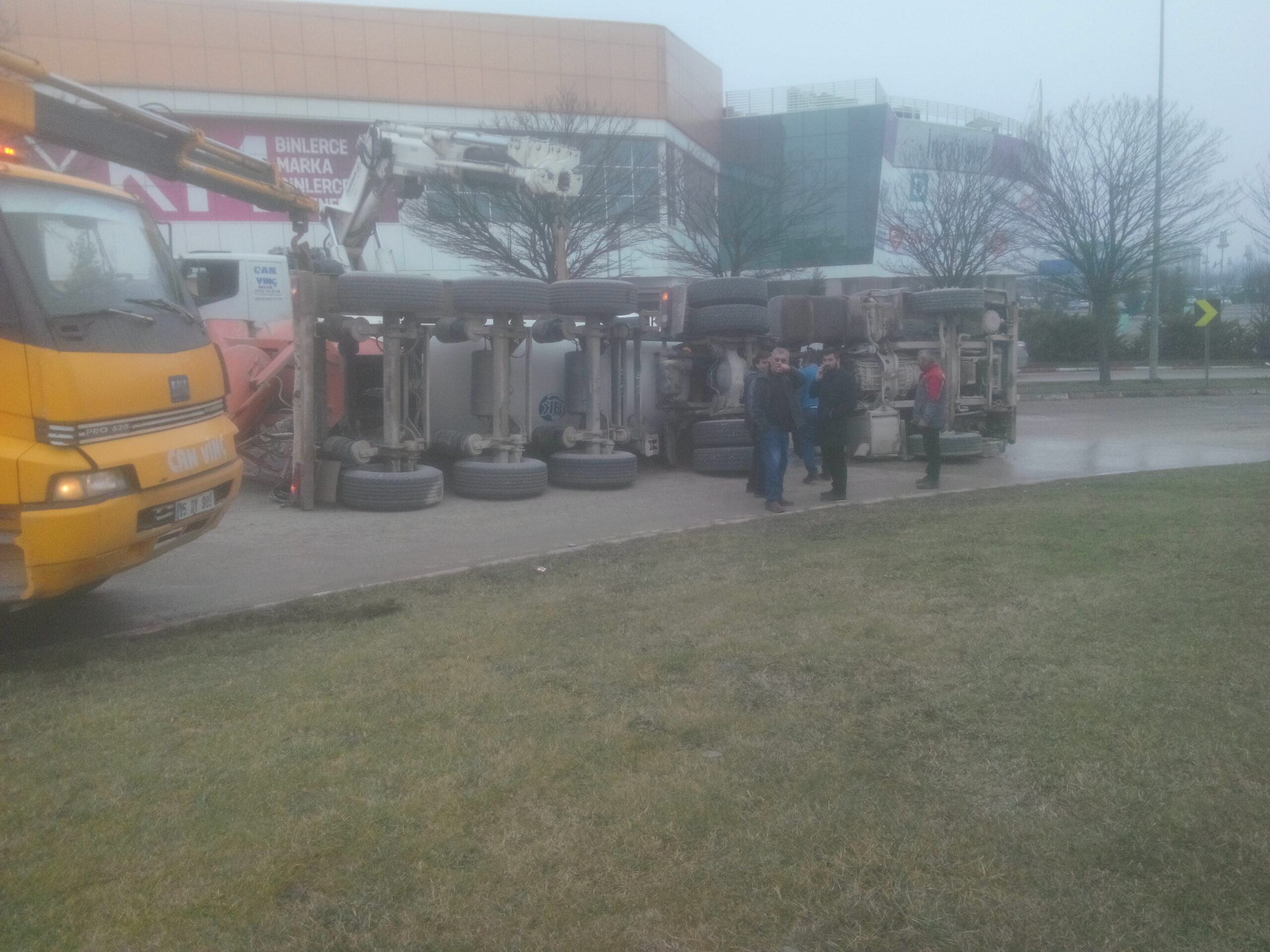 Beton mikseri yan yattı