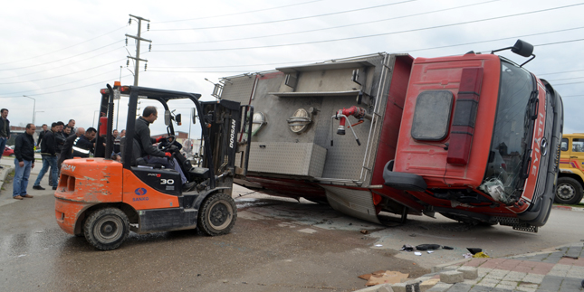 İTFAİYE ARACI YAN YATTI 3 İTFAİYECİ YARALANDI