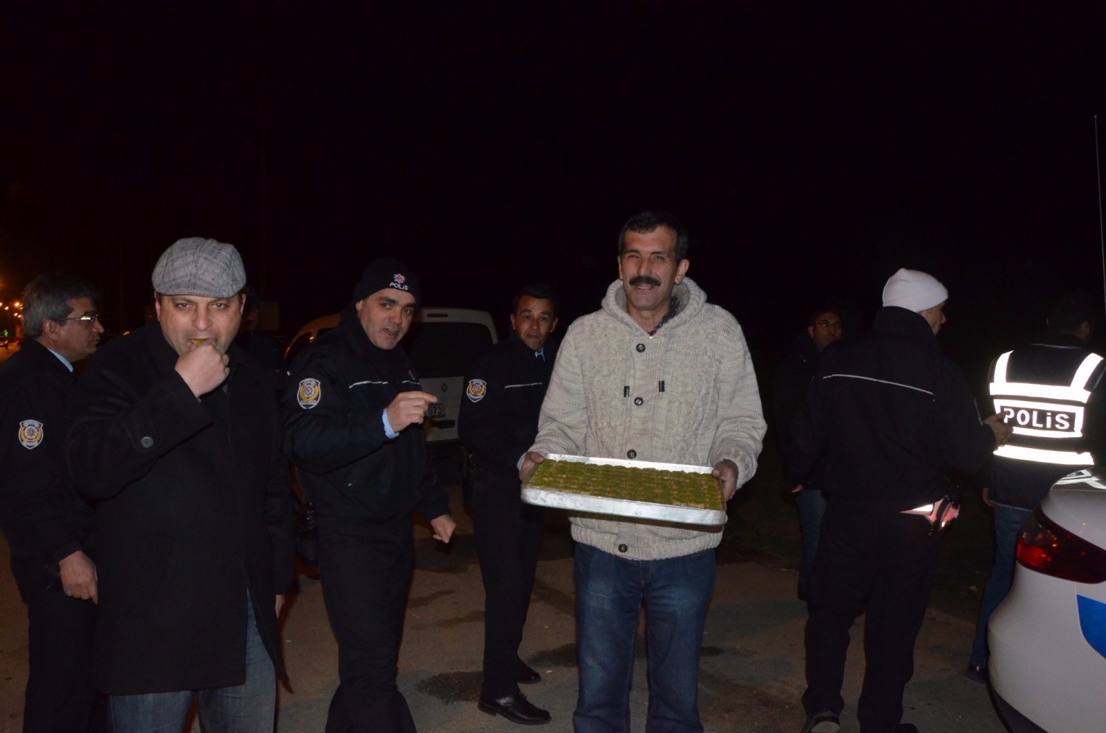 Duyarlı vatandaştan  Emniyet Ekiplerine baklava