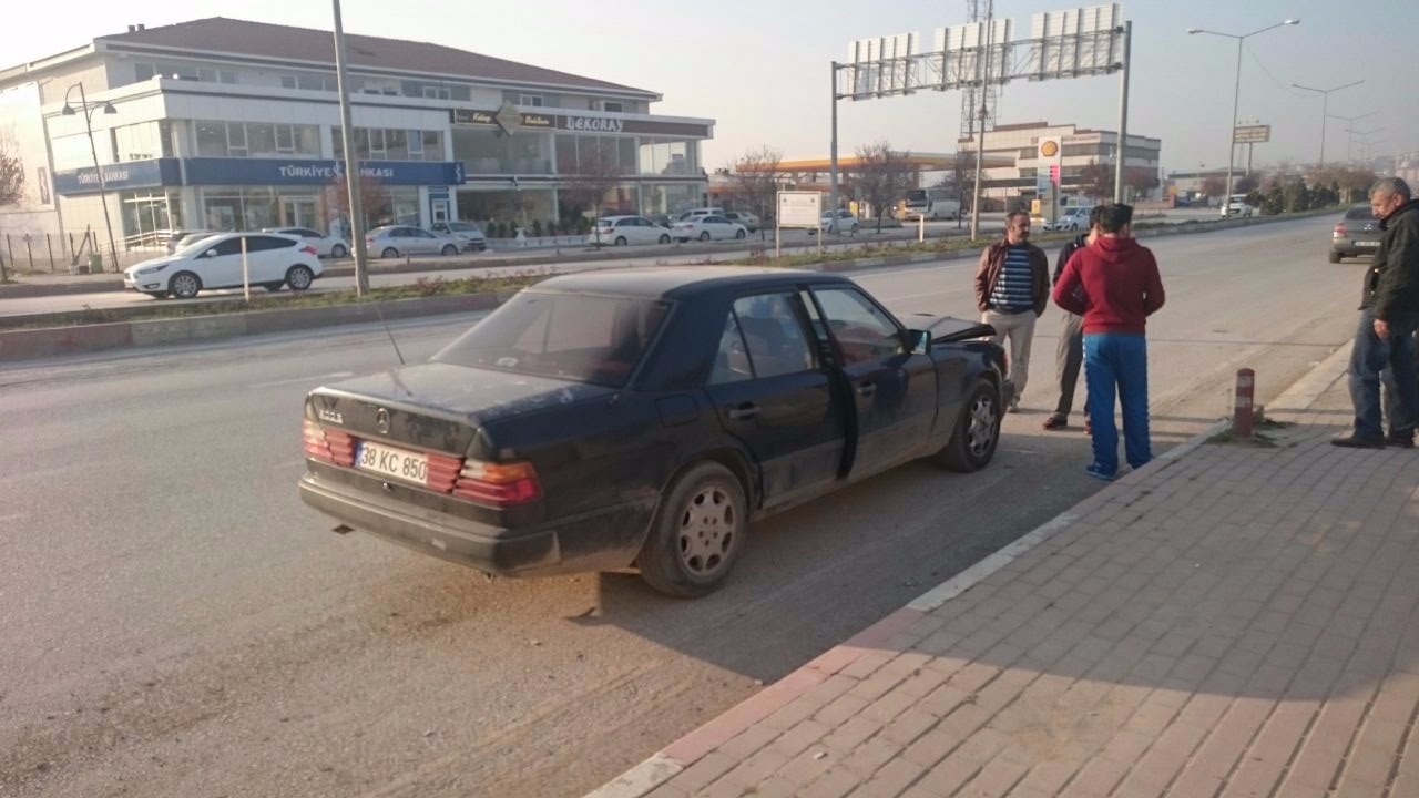 İki araç birbirine girdi; 1 yaralı