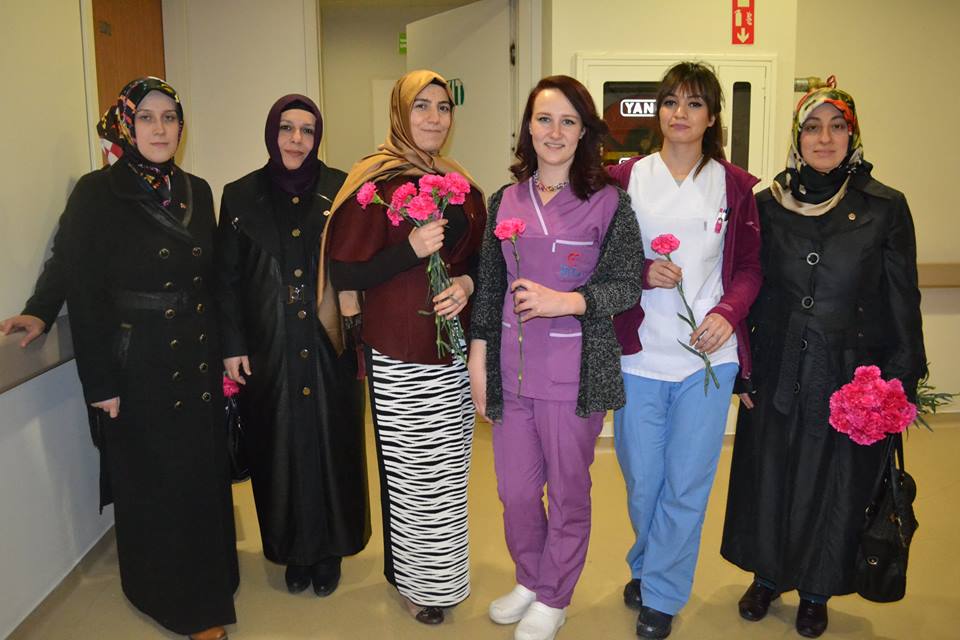 MHP’den Sağlıkçılara Kırmızı Karanfil