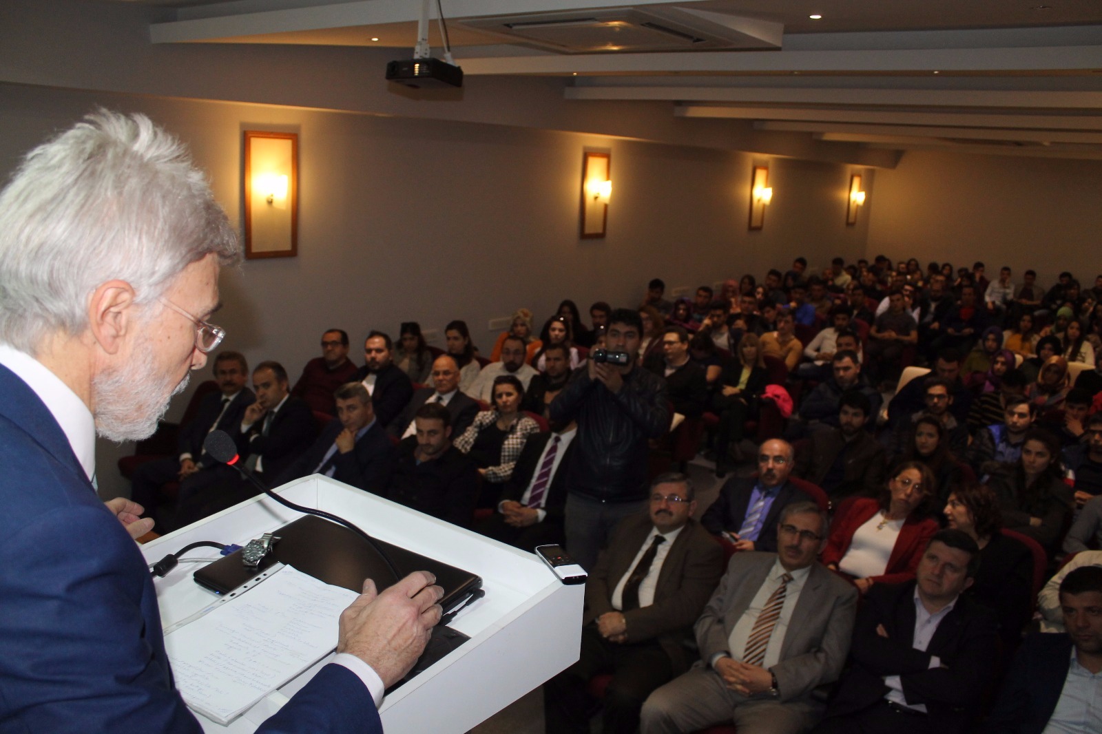 PROF. DR. MİM KEMAL ÖKE  Üniversiteli öğrencilerle buluştu