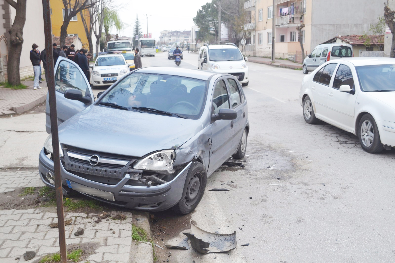 2 Araç Kafa Kafaya Girdi; 2 Yaralı