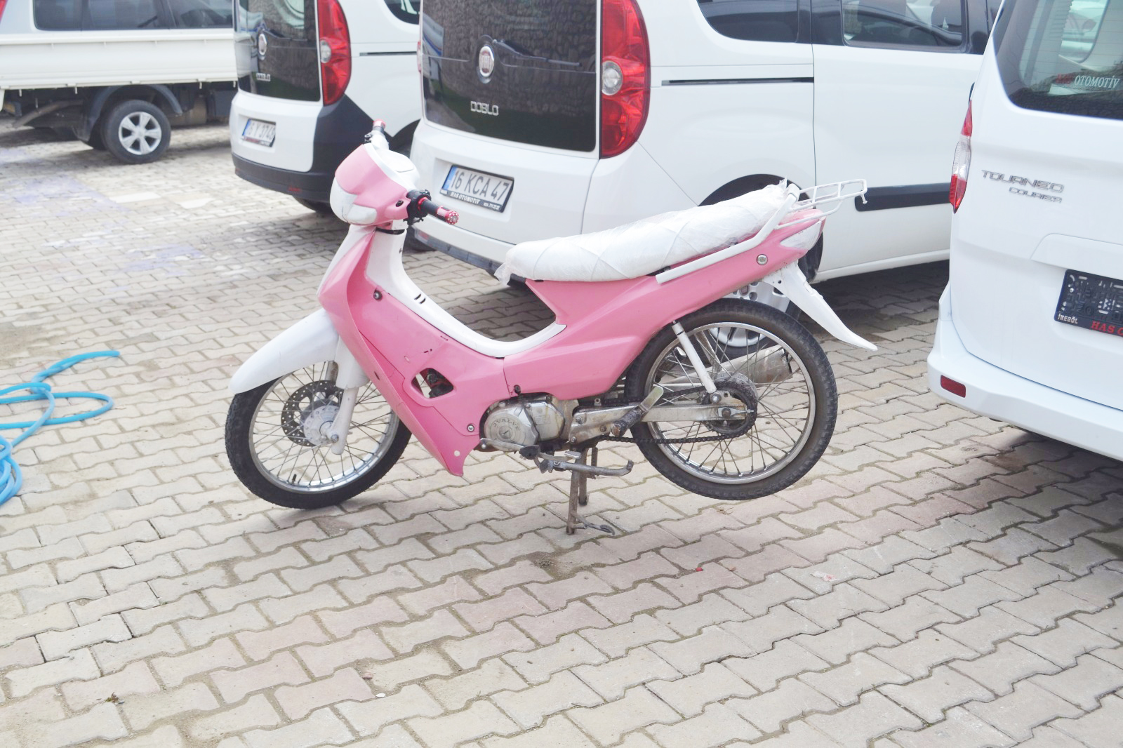 Sıkışınca motosikleti bırakıp kaçtı