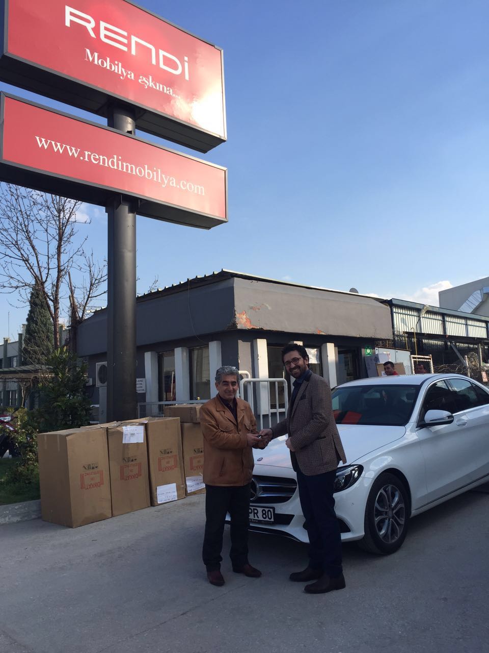 Rendi talihliye aracını teslim etti