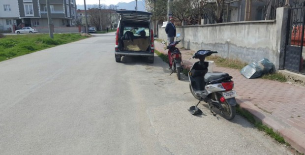 Hafif Ticari Araç ile Şarjlı Bisiklet Çarpıştı 2 Kişi Hastaneye Kaldırıldı