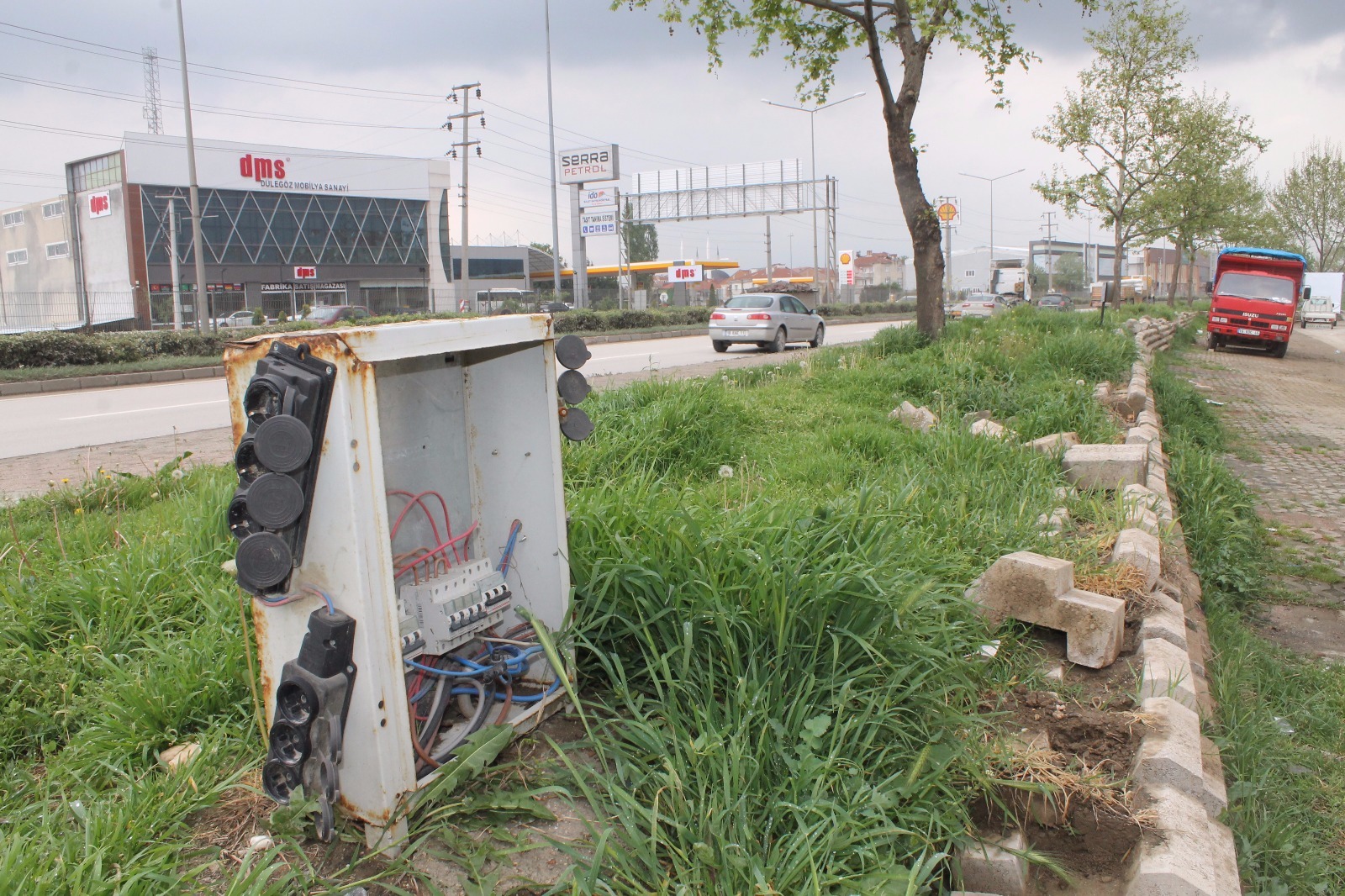 Vatandaş elektrik panosundan tedirgin