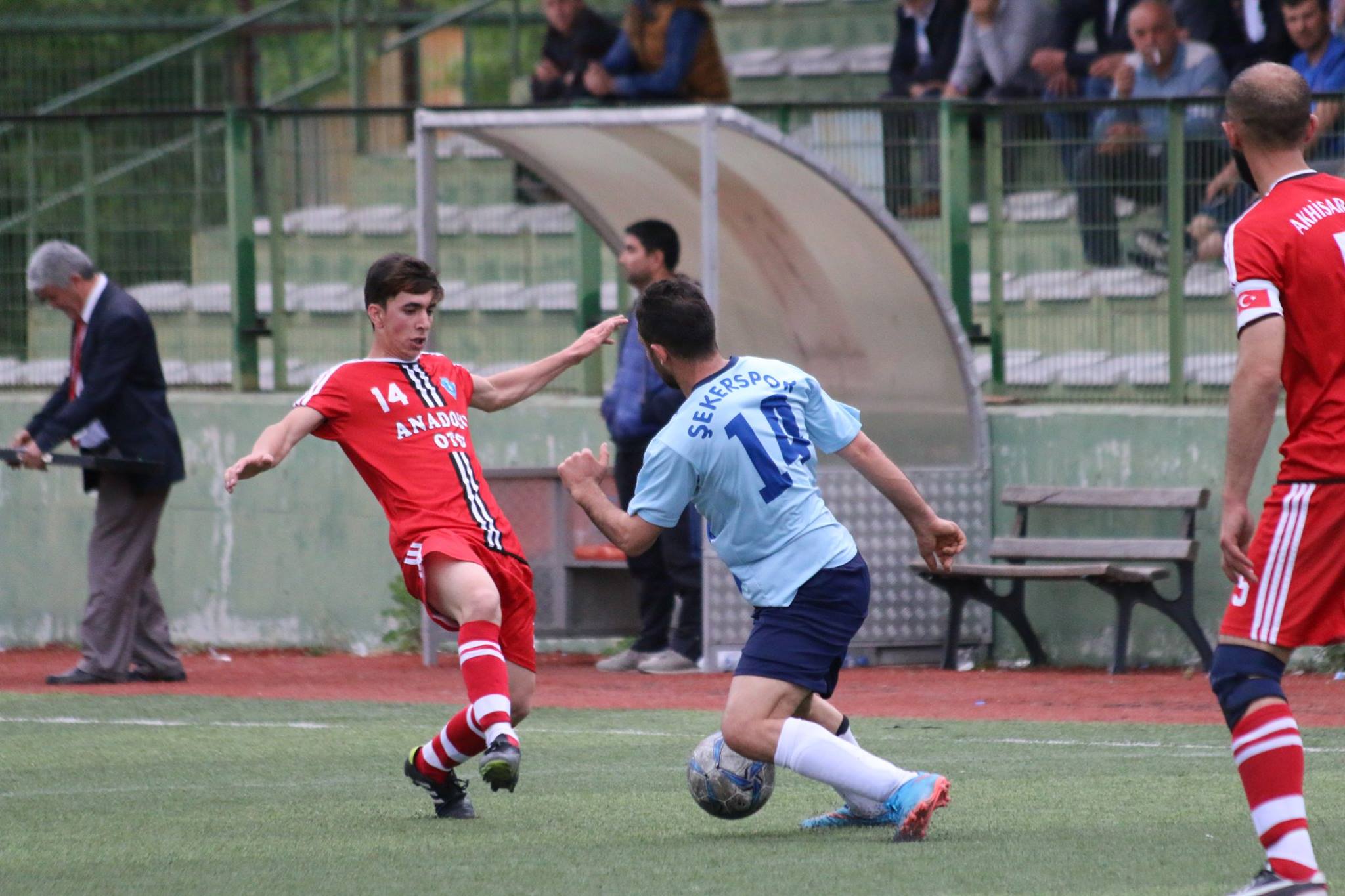 Akhisar zirvede yalnız kaldı