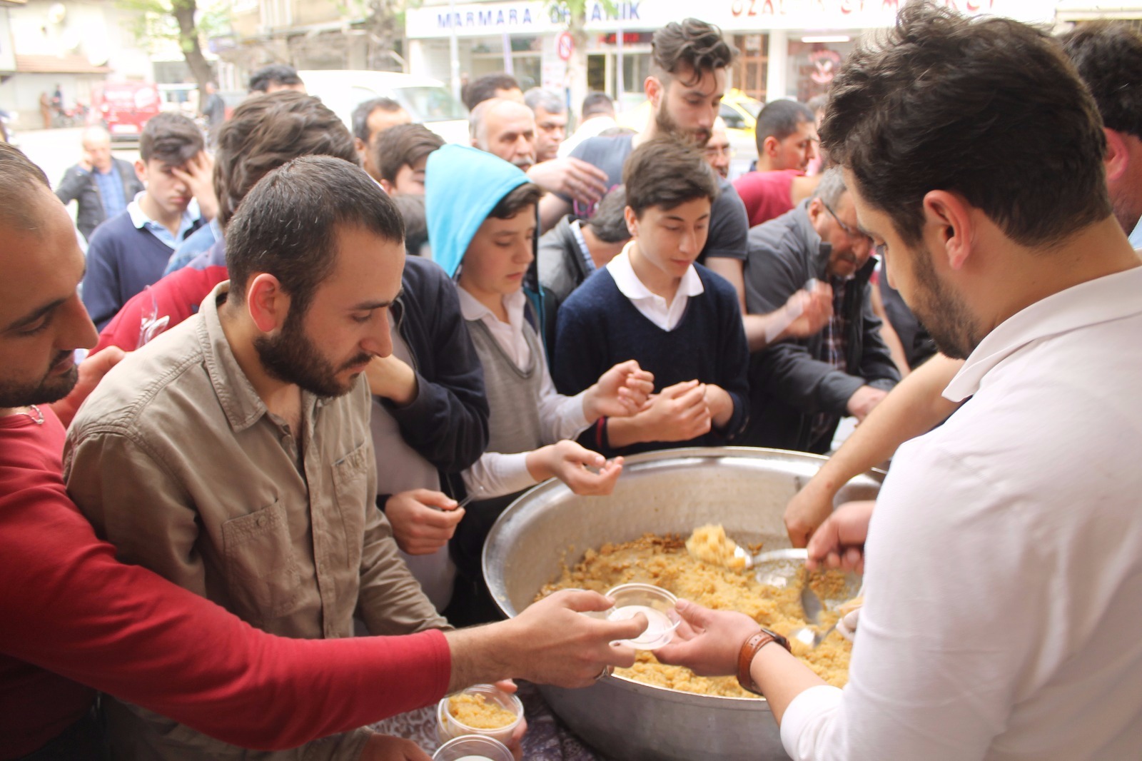 Mahmut Esatbey Esnafından kandil ikramı