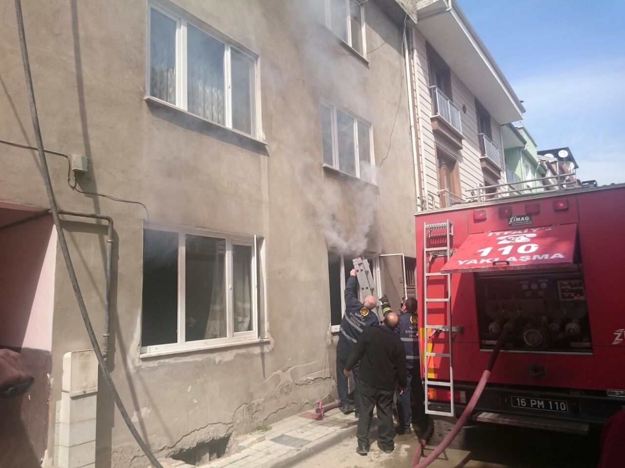 84 YAŞINDAKİ YAŞLI KADIN Yangından zehirlenerek hastanelik oldu