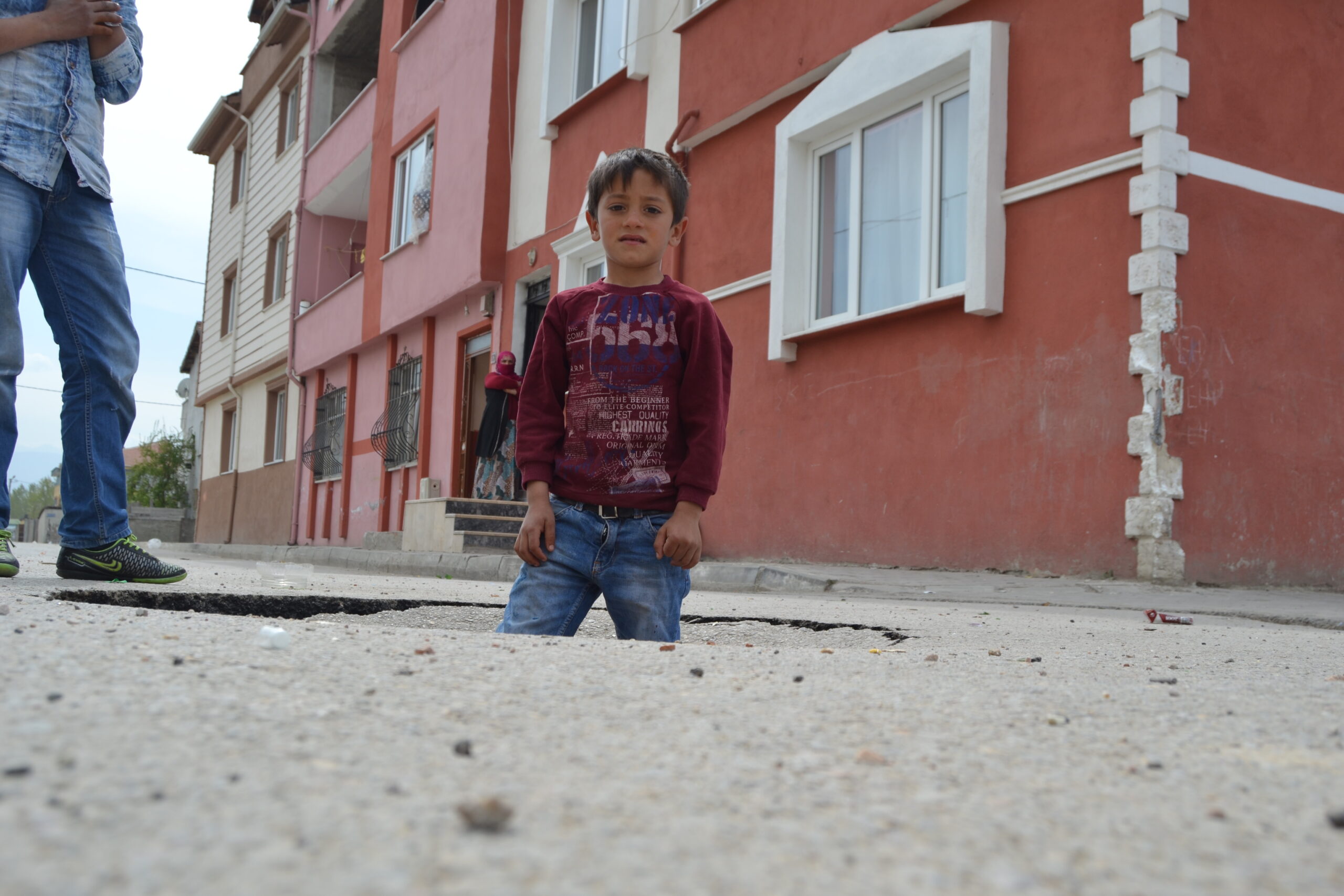 Yol ortasında yarım metrelik çukur