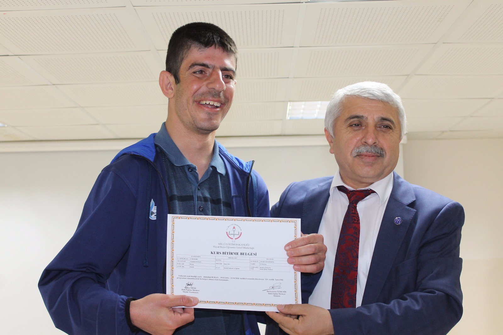 İşaret dili kursiyerlerine sertifika