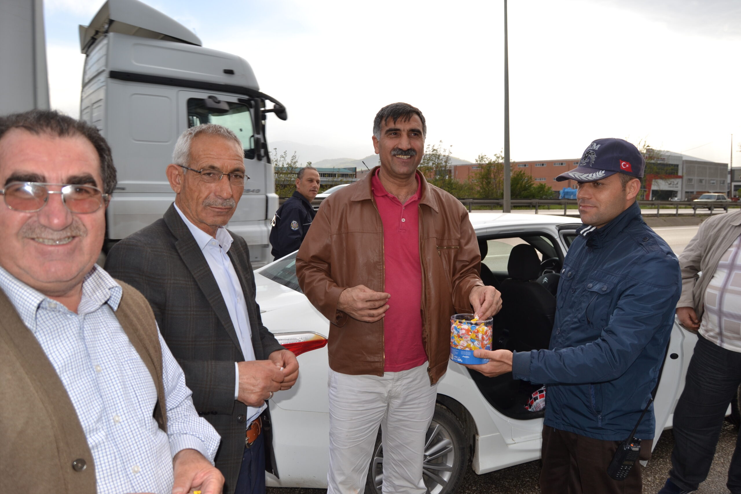 Polisten vatandaşa 171. yıl şekeri