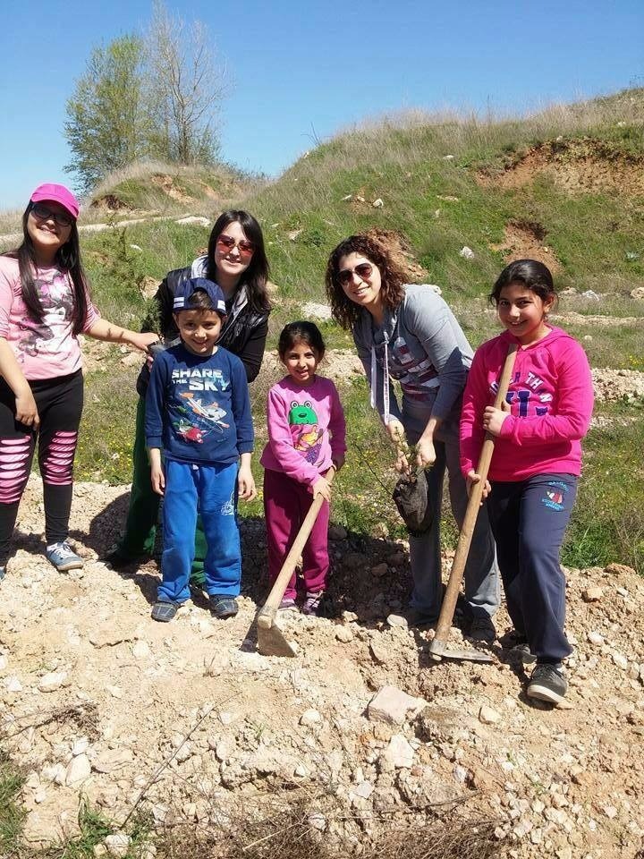 Bal-Göç’lü minikler fidan dikti