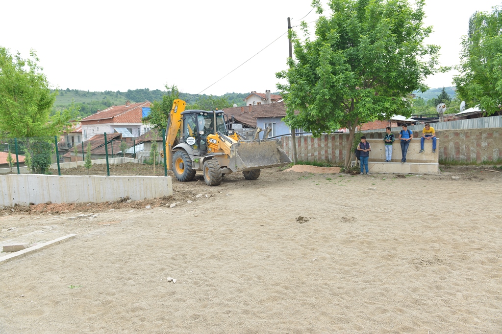 İsaören İlk ve Ortaokulu bahçesi yenileniyor