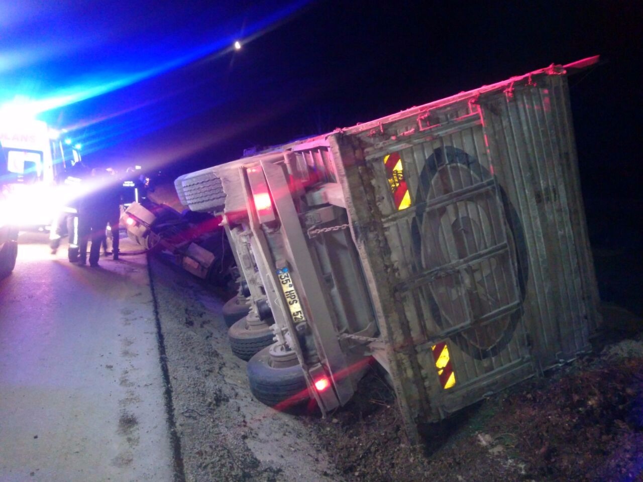 Kontrolden çıkan kamyon  su kanalına düştü