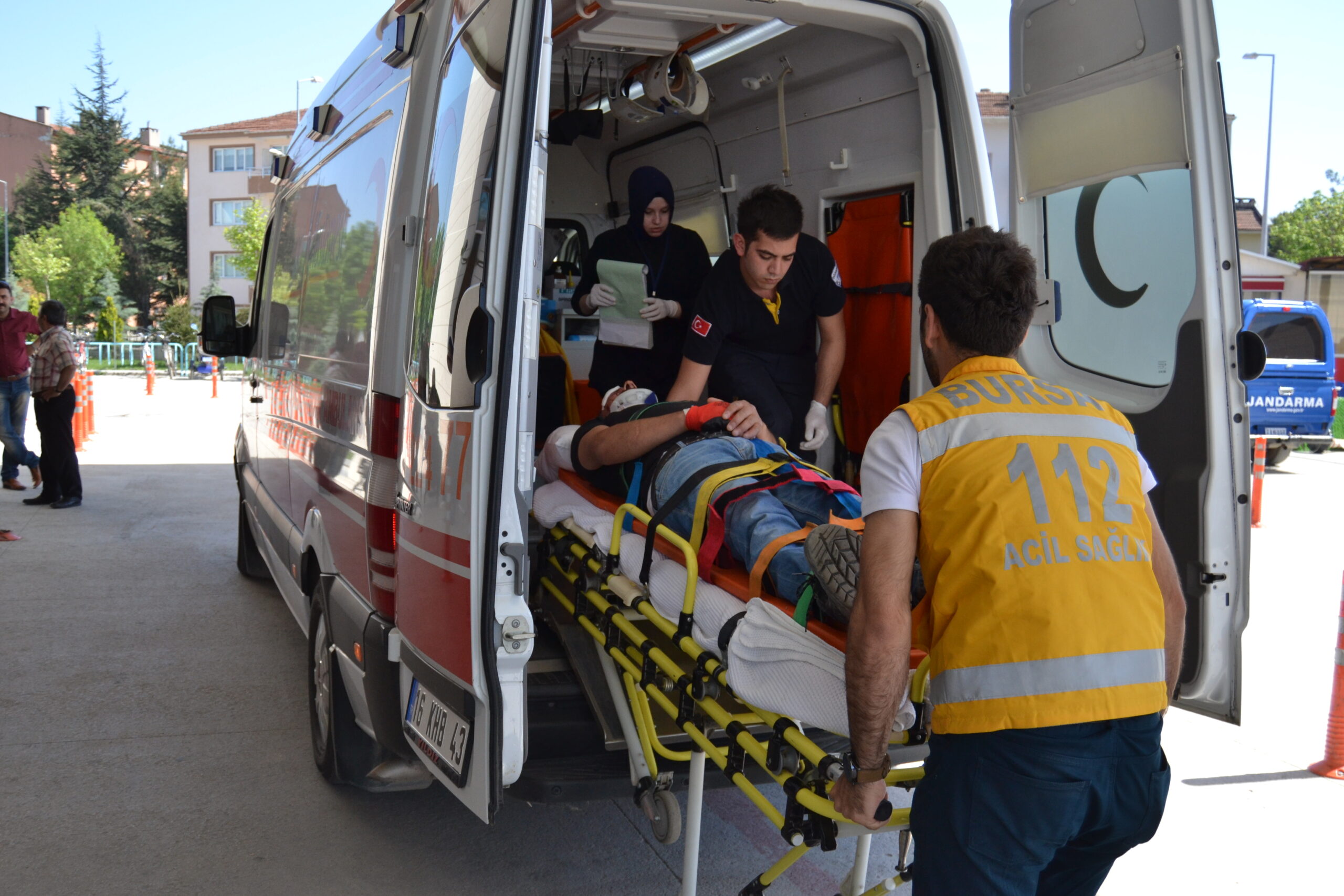 İki kamyonet çarpıştı: 1 yaralı