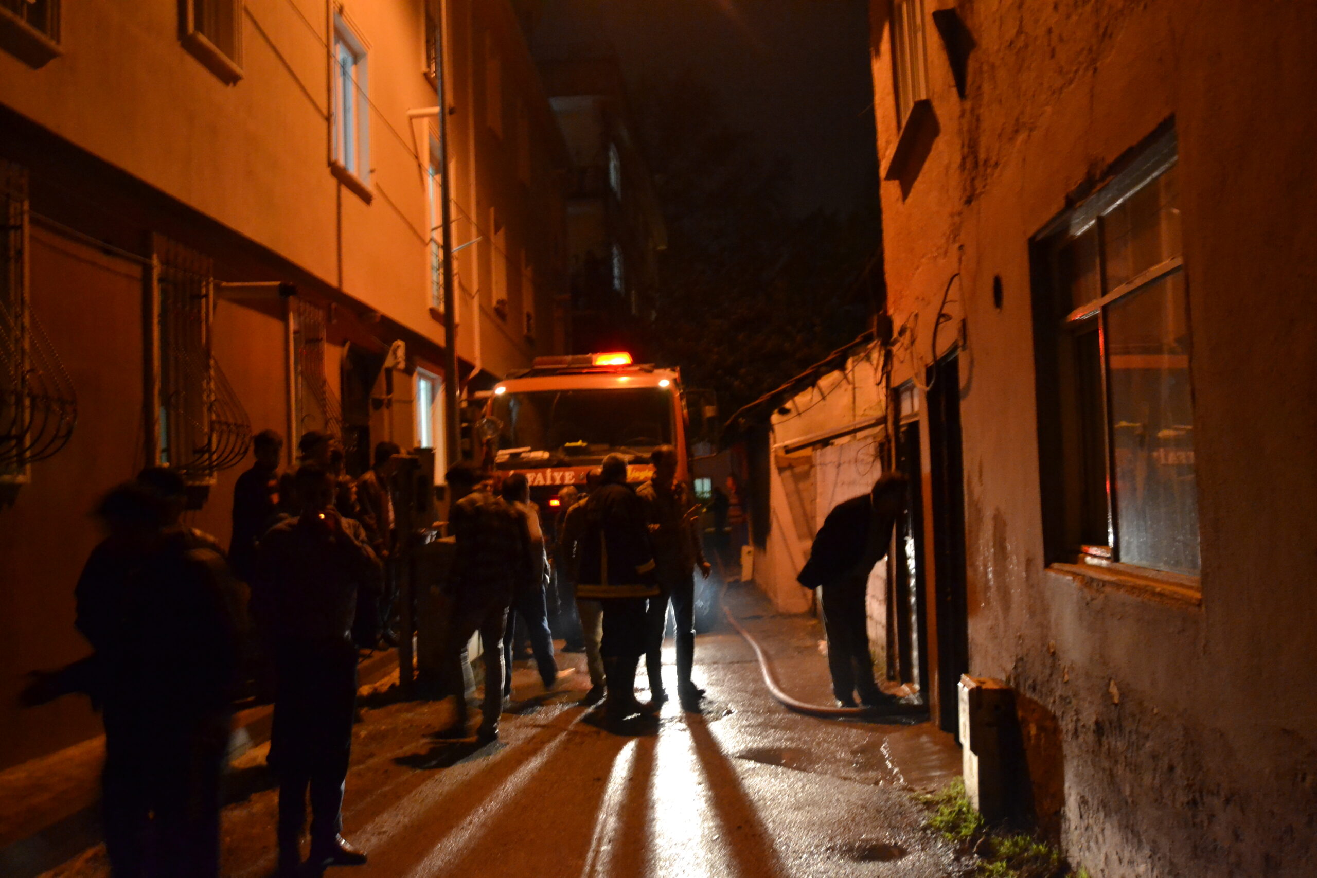 İki katlı evin çatısı tutuştu