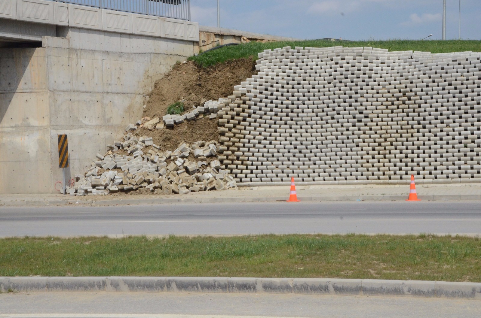 Yeni kavşakta toprak kayması