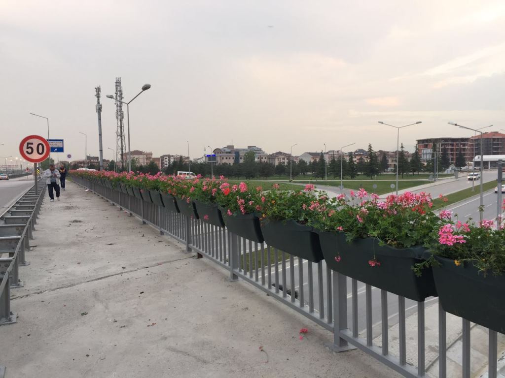 İnegöl caddeleri çiçek açtı