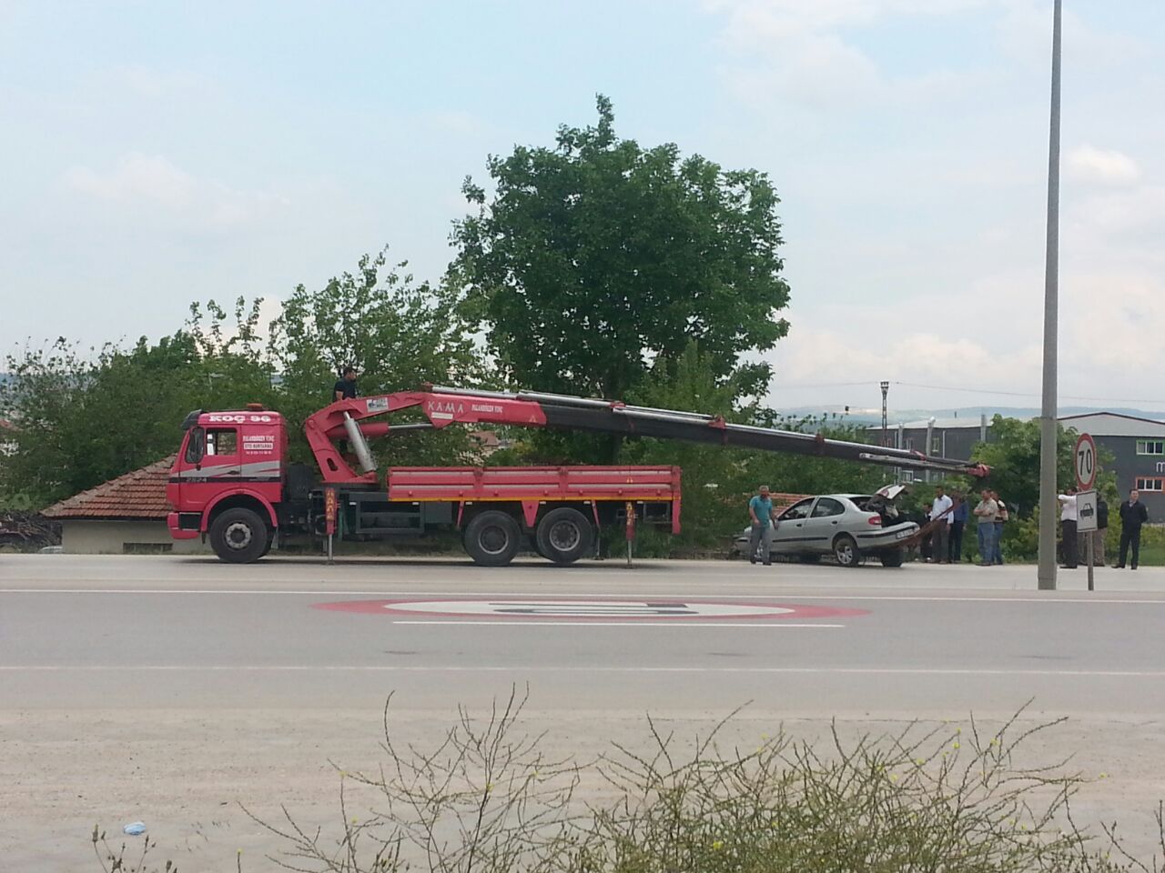 Evin bahçesine uçtu