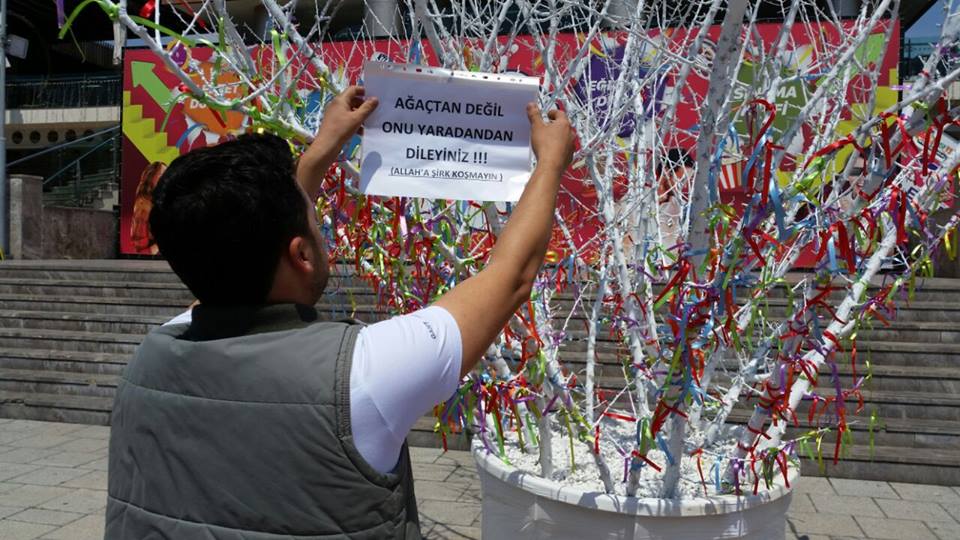 VATANDAŞTAN AVM’YE TEPKİ Allah’a şirk koşmayın