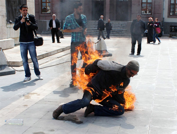 Benzin döküp kendini yaktı