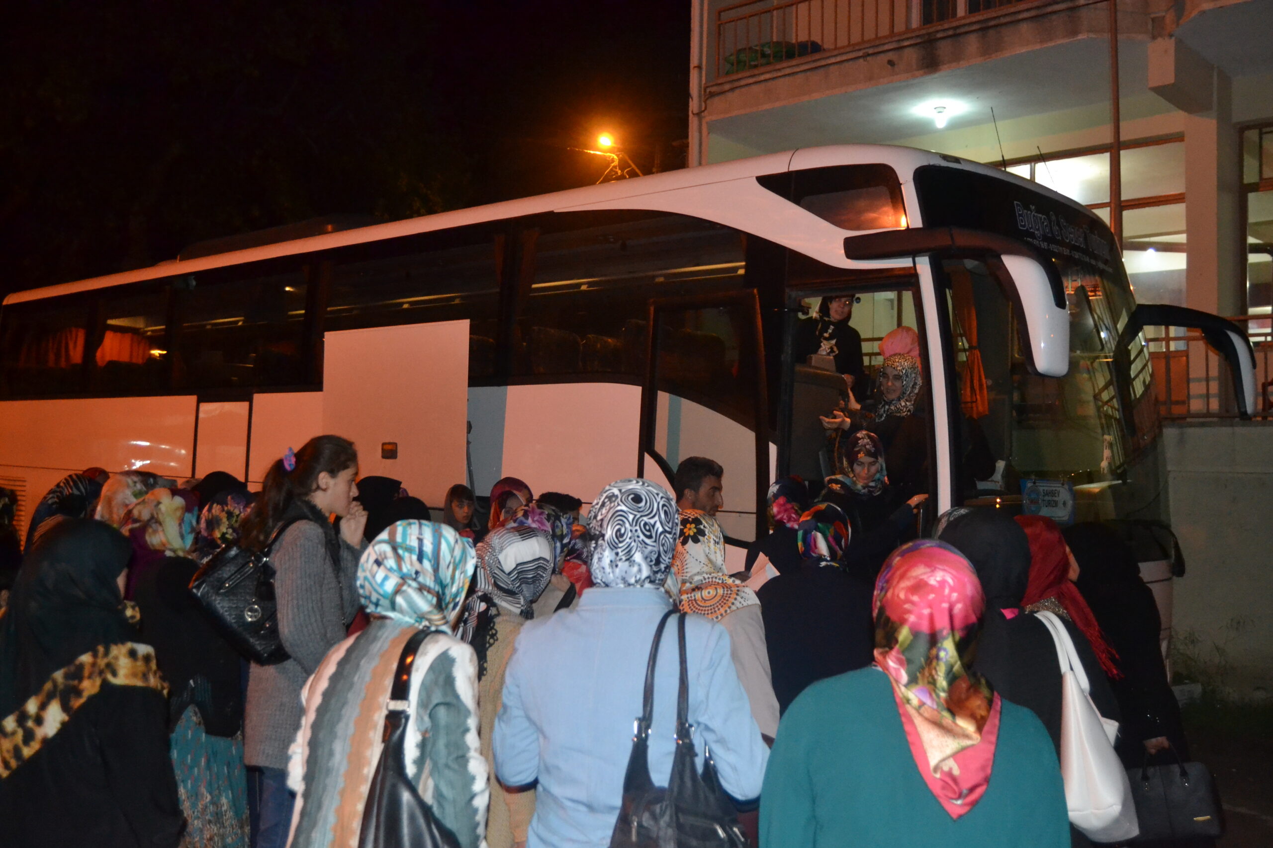 105 KADIN  Çanakkale için yola çıktı
