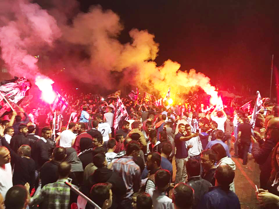 KARTALLAR MEYDANA İNDİ