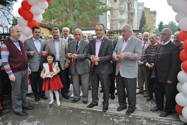 Öğrencilerin eğitimi için kermes açıldı