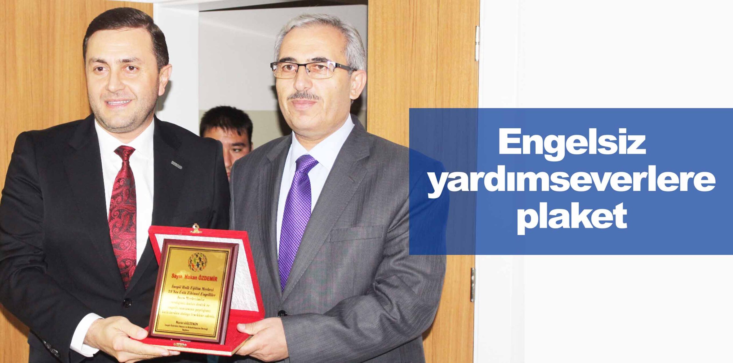 Engelsiz yardımseverlere plaket