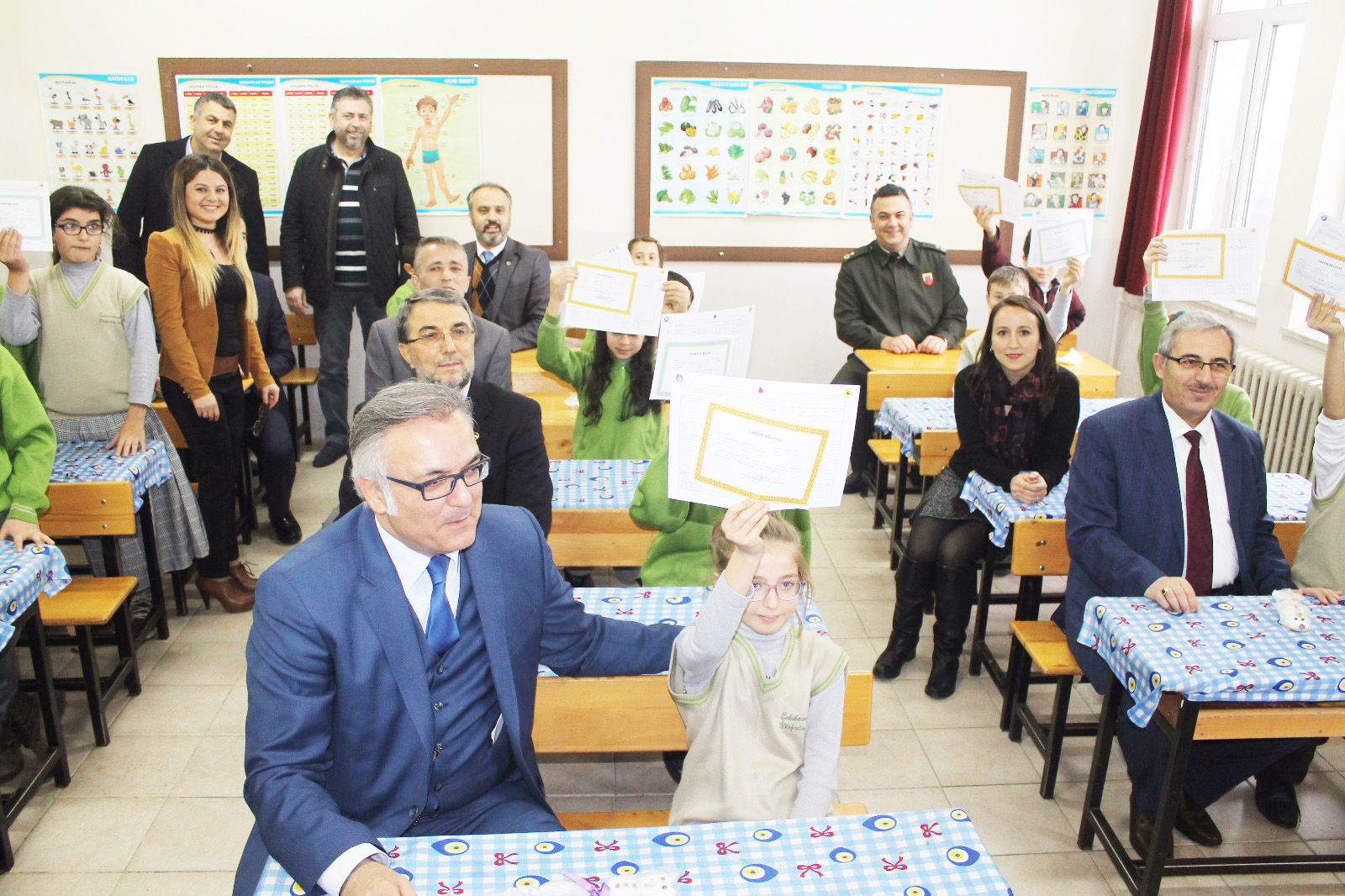 ÖĞRENCİLERİN KARNE SEVİNCİ