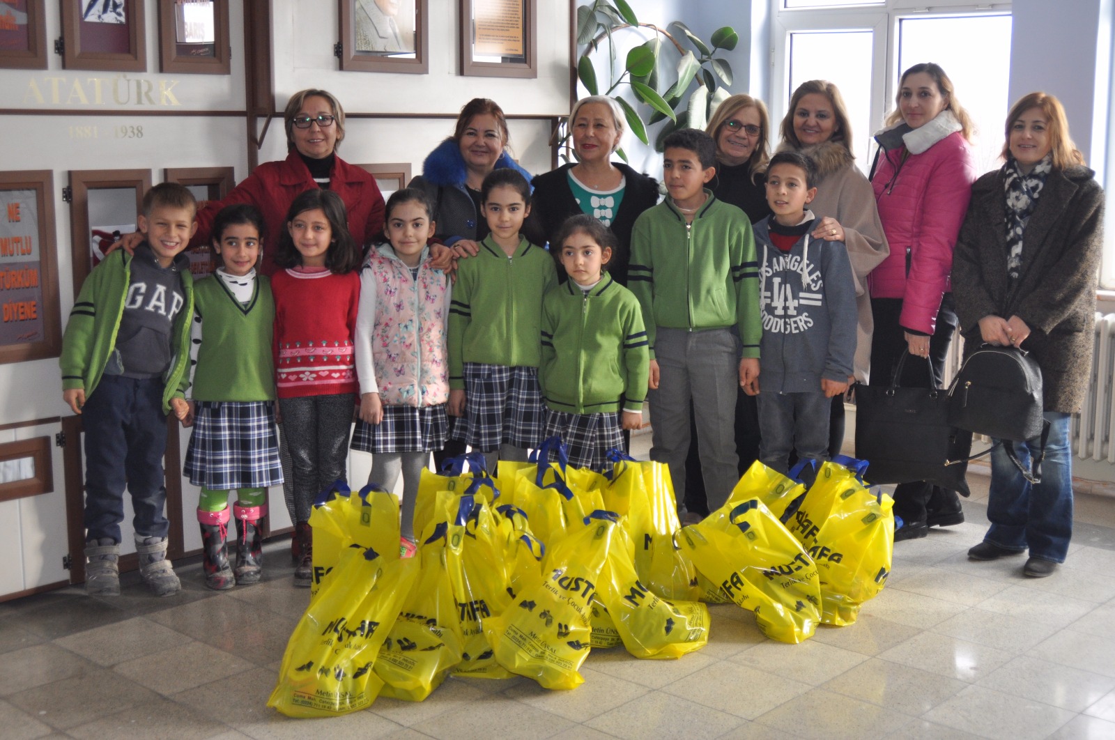 İHTİYAÇ SAHİBİ ÖĞRENİCLERE KIŞLIK BOT HEDİYE EDİLDİ