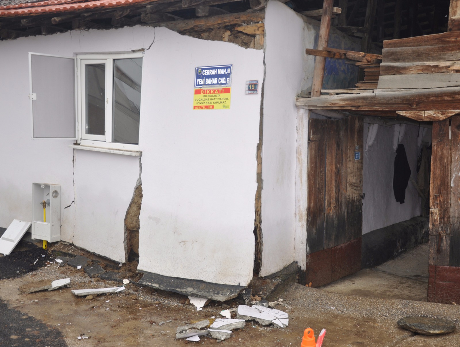 CERRAH’TA KORKUTAN PATLAMA EVİN DUVARLARI YIKILDI