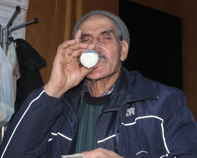 Adı Kahvehane, Kendi Süthane