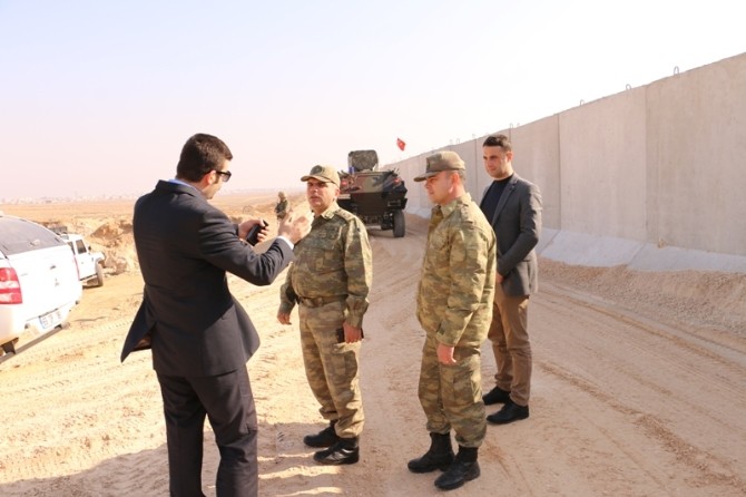 Akçakale Kaymakamı Sınırdaki Duvar Çalışmalarını İnceledi