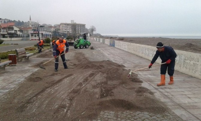 Akçakocada Sahiller Temizleniyor