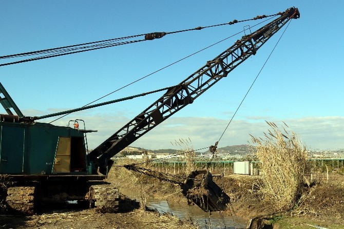 Akdenizde Dere Yatakları Temizleniyor
