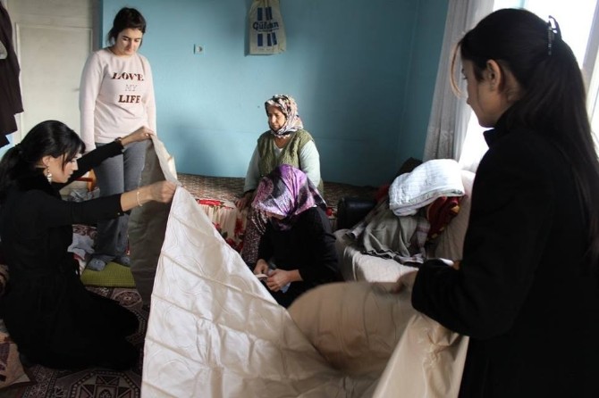 Aydında Ak Kadınlar Hasta Yaşlı Kadını Sevindirdi