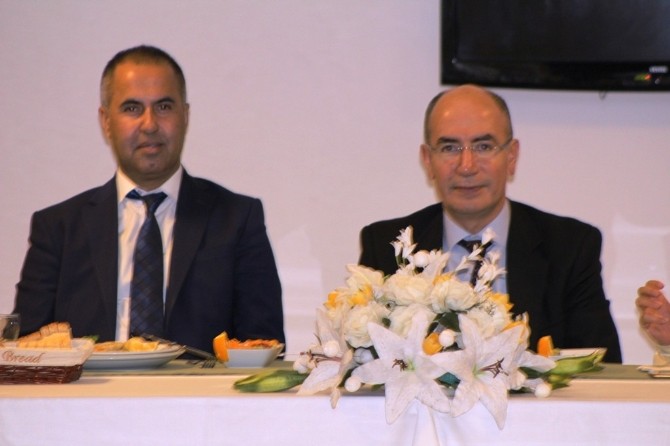 Ayvalıkta Eski İlçe Milli Eğitim Müdürü Bilene Daire Amirlerinden Veda Yemeği