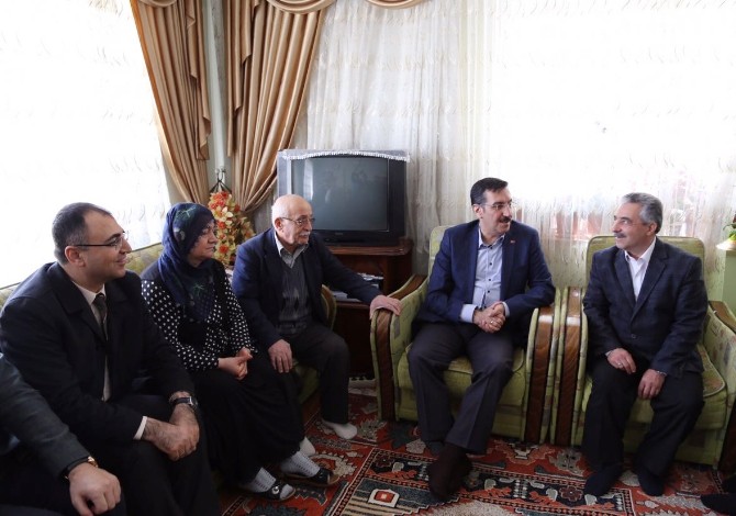 Bakan Tüfenkci Şehit Ailesini Ziyaret Etti