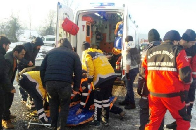 Bartında Otomobil Şarampole Yuvarlandı: 3 Yaralı