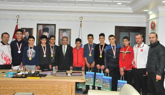 Başarılı Sporculardan Başkan Akkayaya Ziyaret